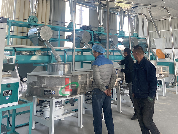 鶴壁客戶(hù)訂購(gòu)4+2組石磨面粉機(jī)，運(yùn)行良好